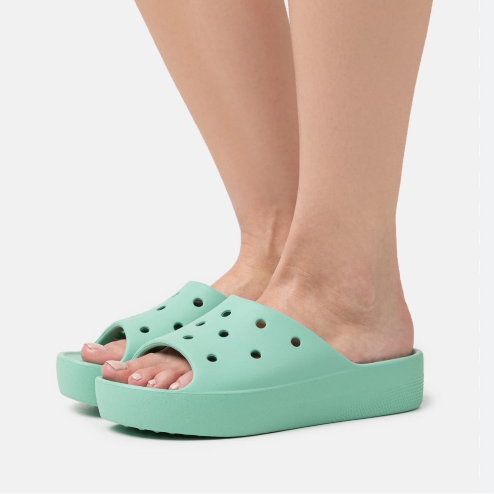 Crocs Classic Platform Slide in Jade Stone